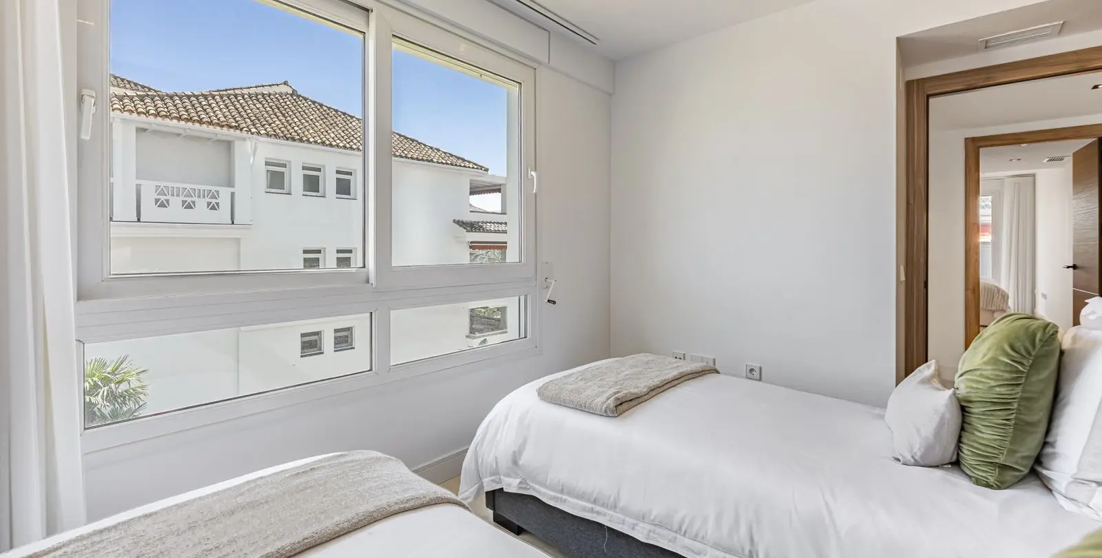 Venta de apartamento en planta media en The Golden Mile 37