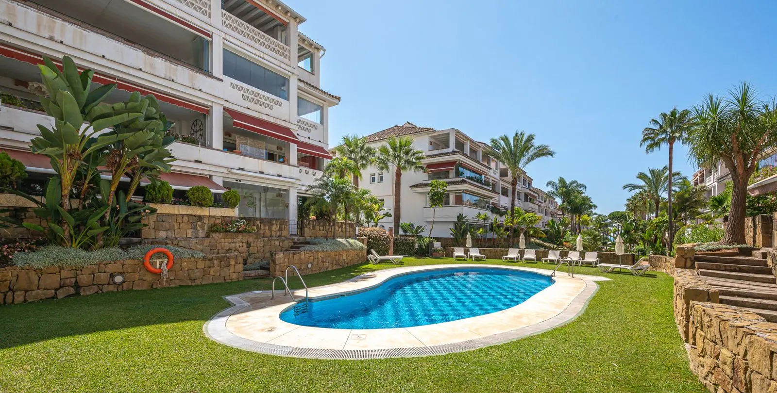 Venta de apartamento en planta media en The Golden Mile 38