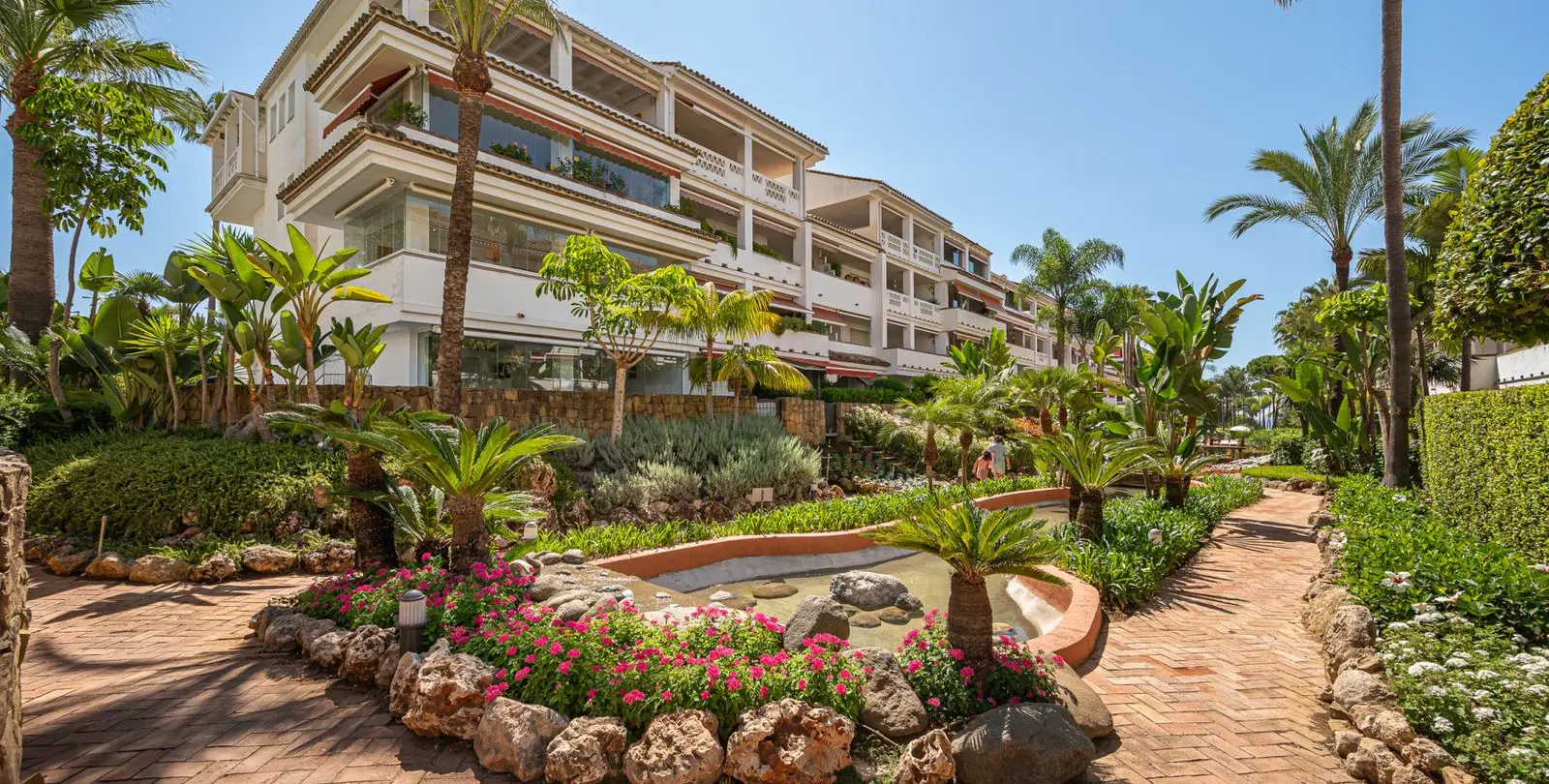 Venta de apartamento en planta media en The Golden Mile 39