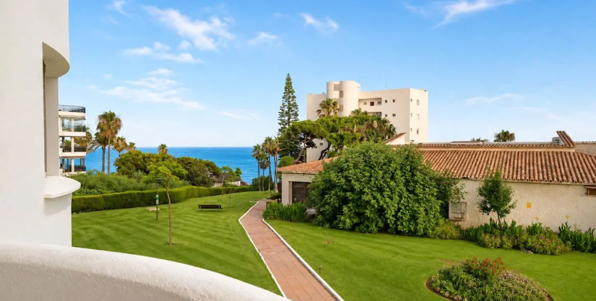Long-term rent of middle floor apartment in Calahonda 2