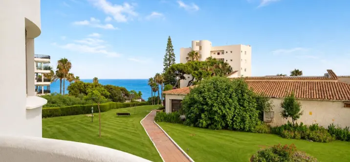 Long-term rent of middle floor apartment in Calahonda 1