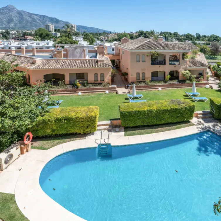 Long-term rent of middle floor apartment in Nueva Andalucía