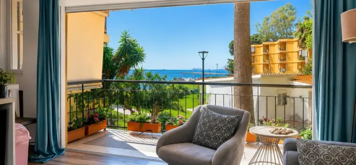Venta de apartamento en planta media en Estepona 0
