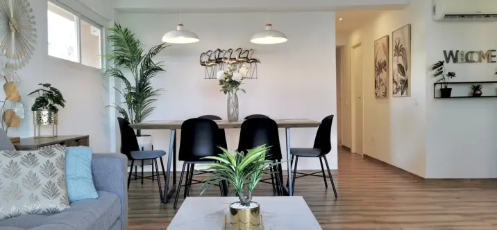 Venta de apartamento en planta media en Estepona 2