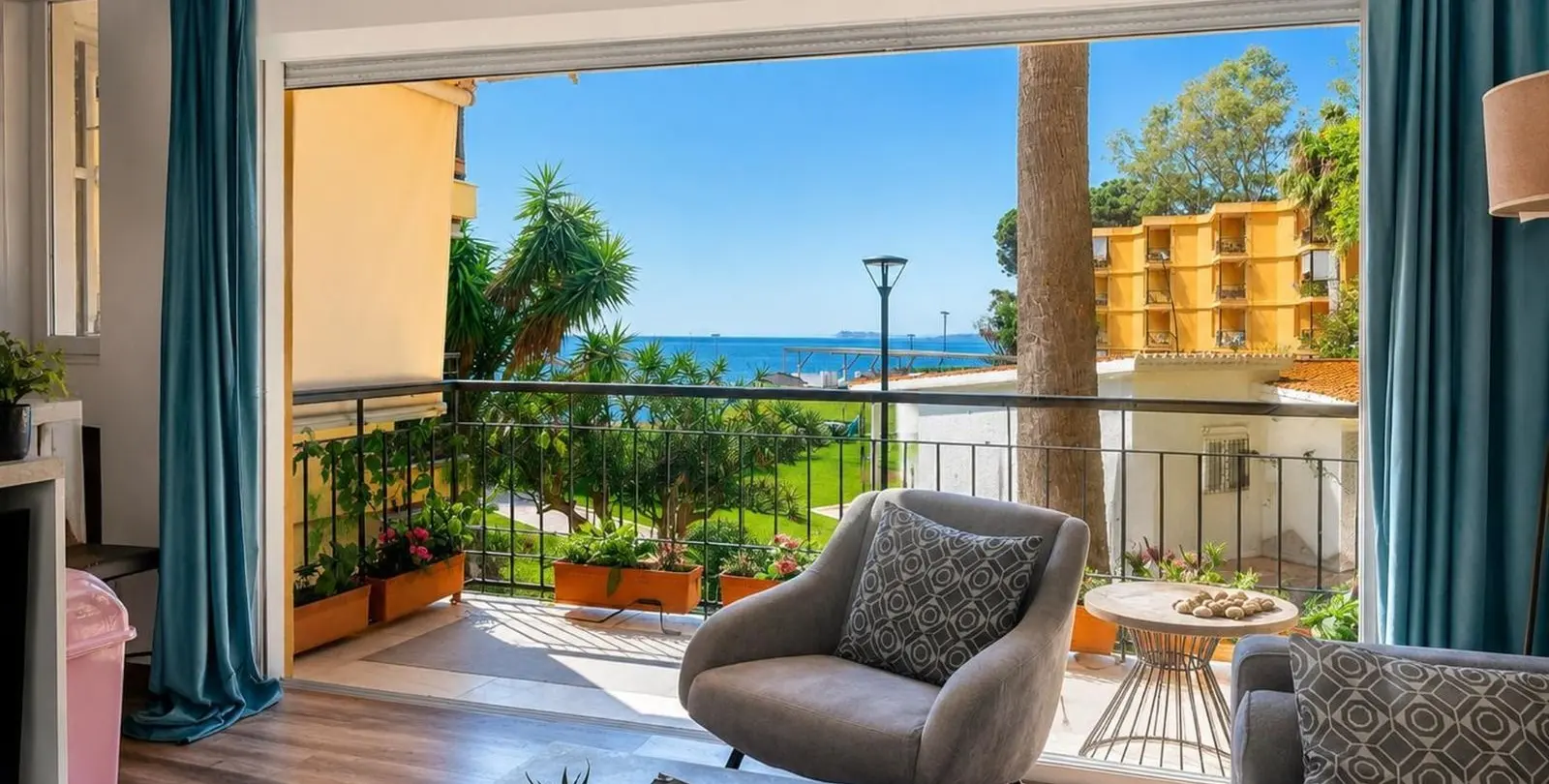 Sale of middle floor apartment in Estepona 1