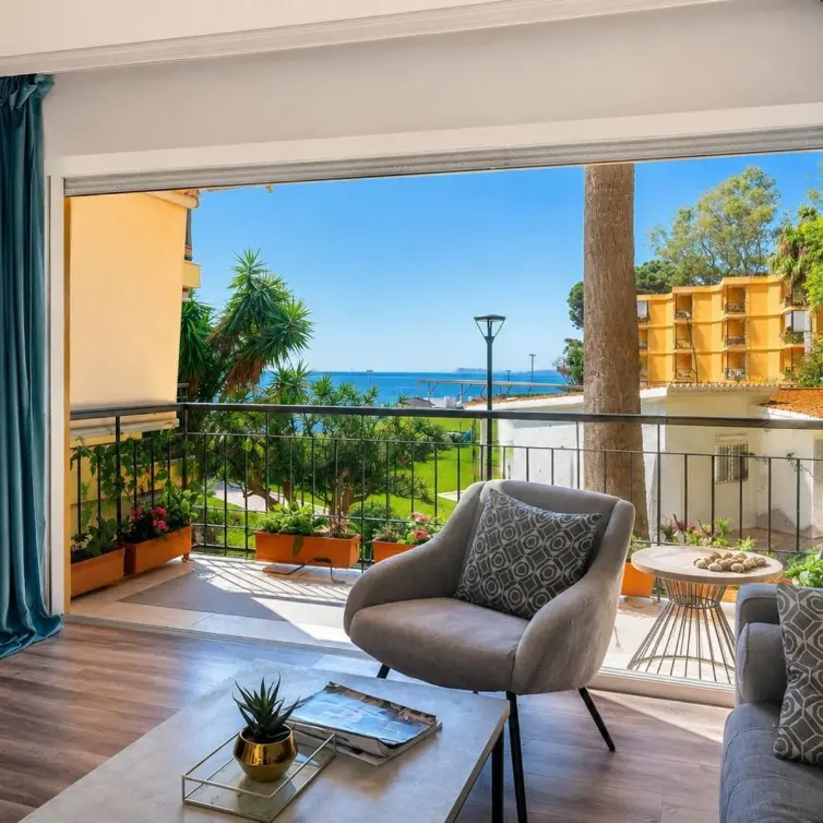 Sale of middle floor apartment in Estepona