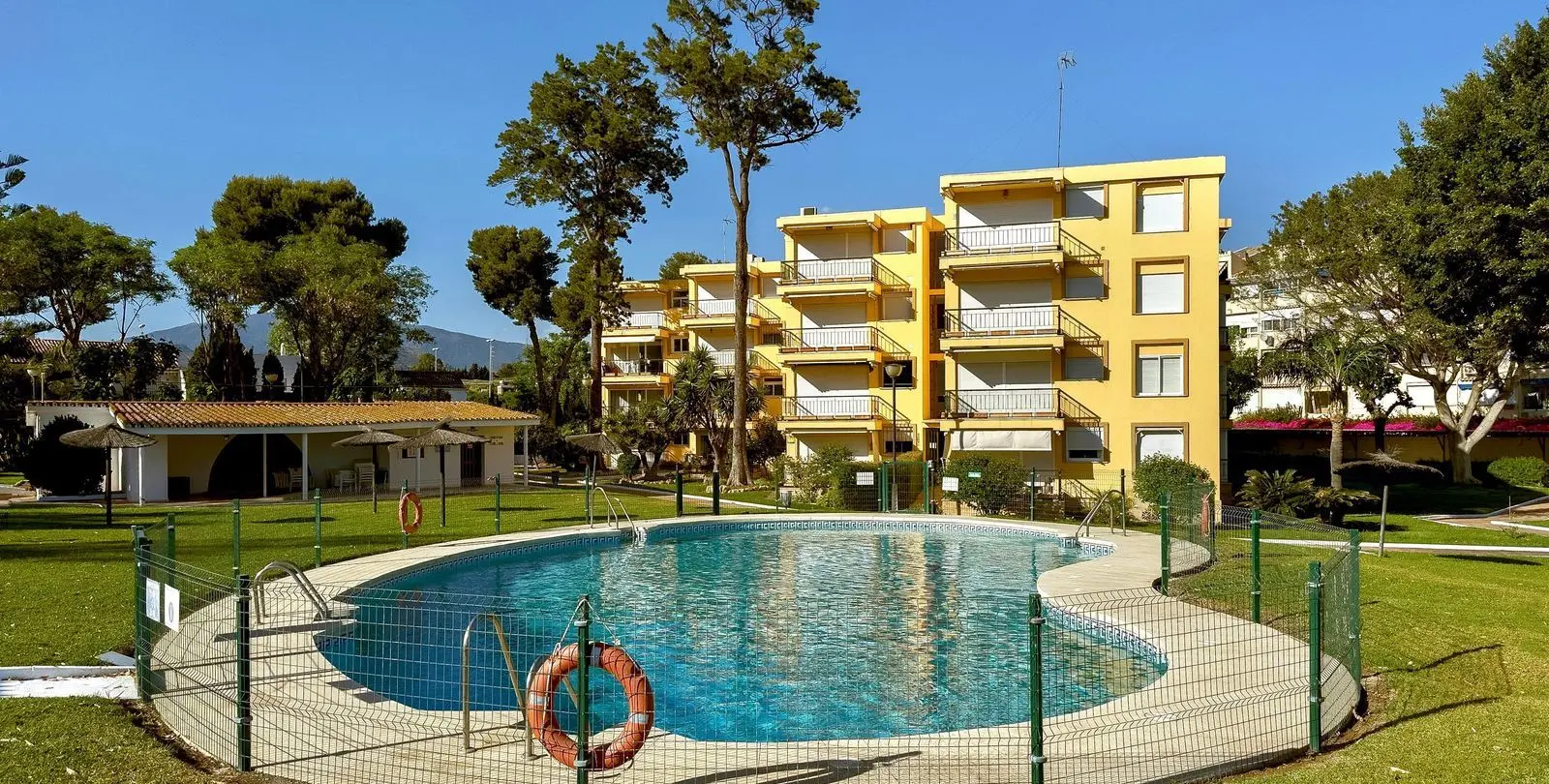 Sale of middle floor apartment in Estepona 12