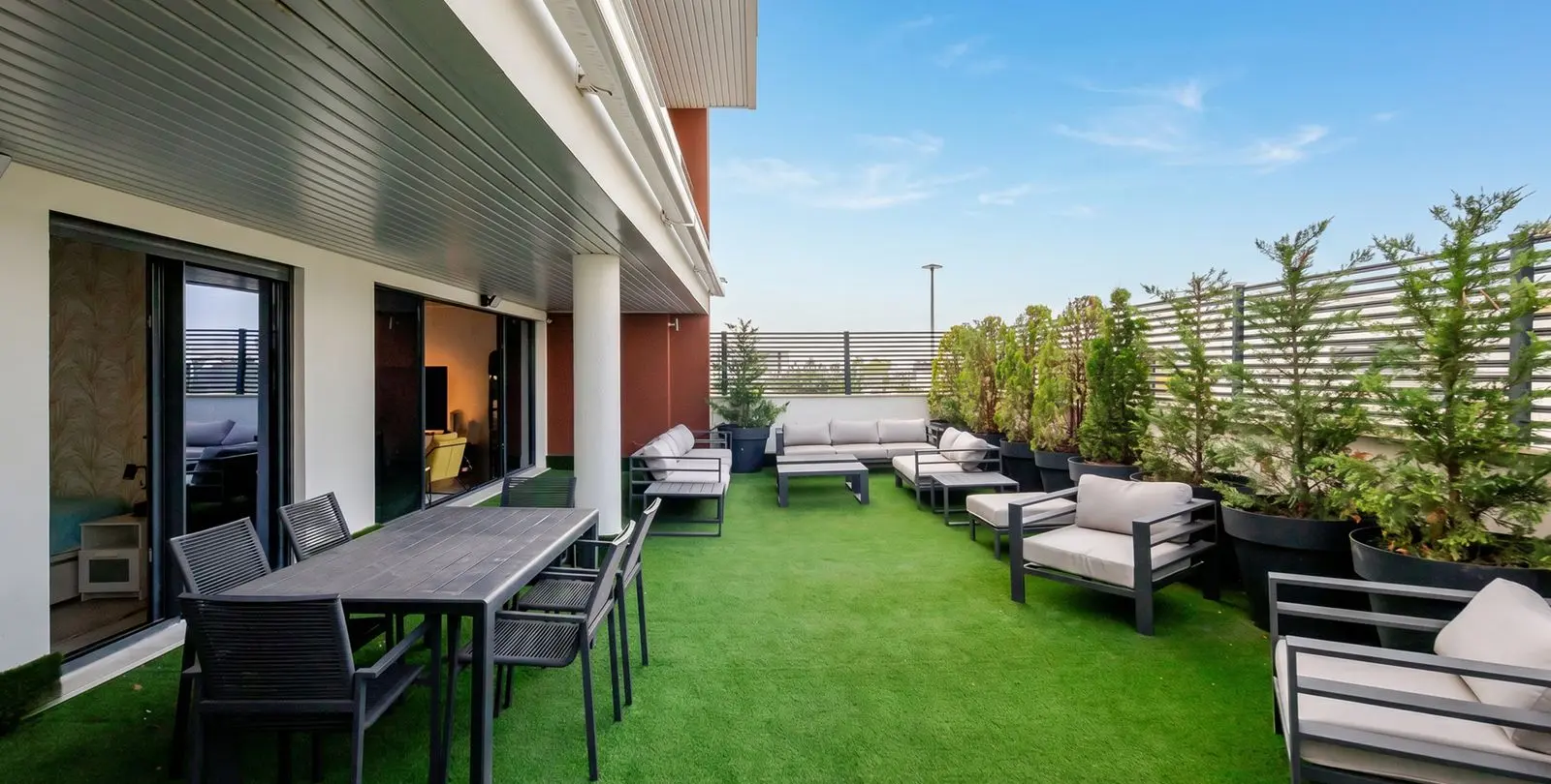 Sale of ground floor apartment in Benahavís 2