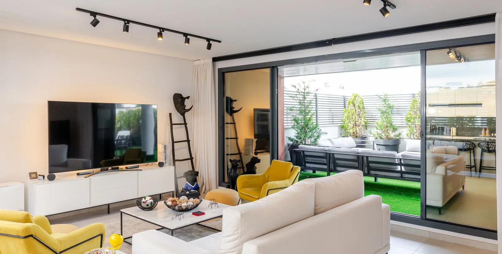 Sale of ground floor apartment in Benahavís 10