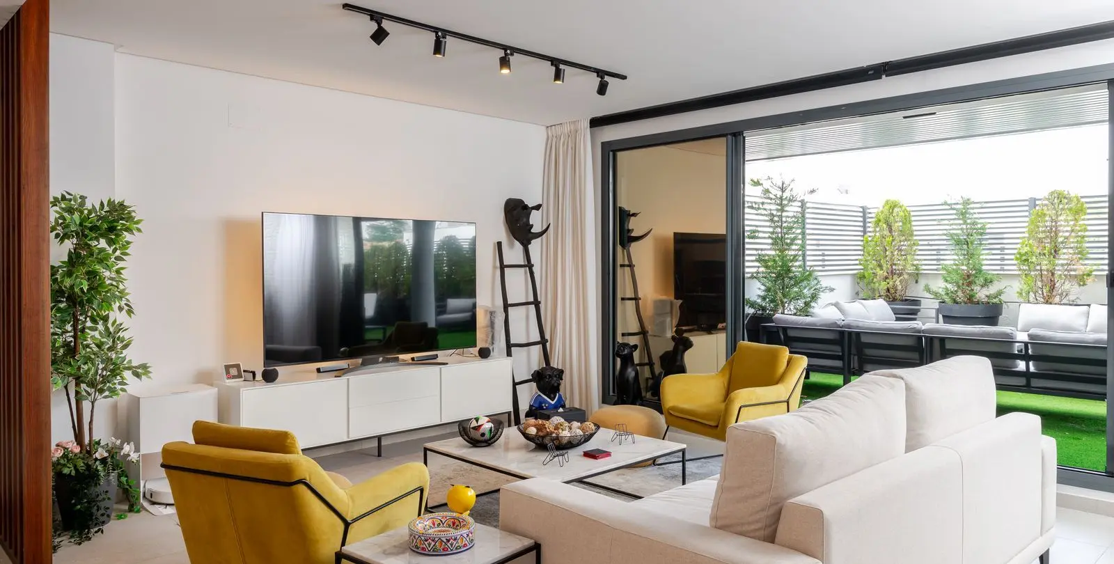 Sale of ground floor apartment in Benahavís 17