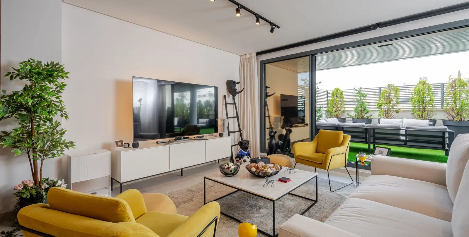 Sale of ground floor apartment in Benahavís 18