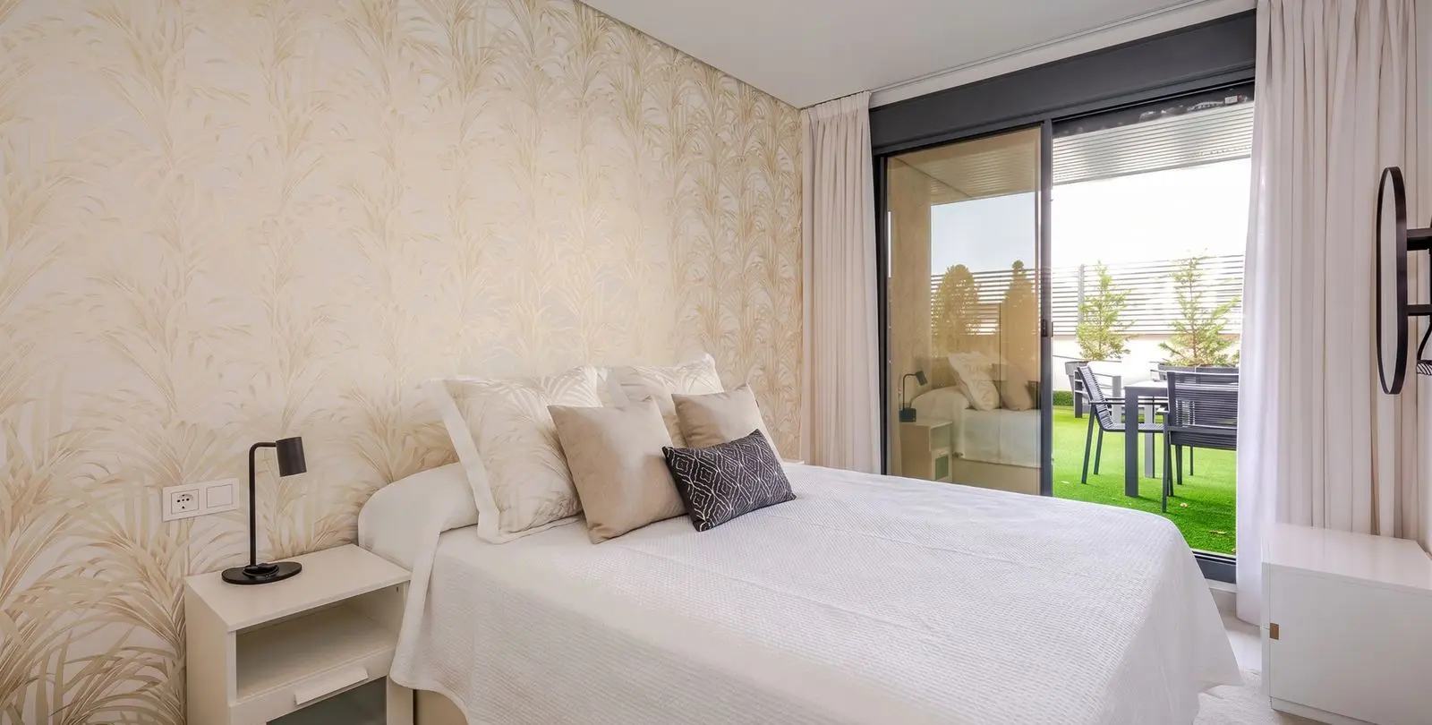 Sale of ground floor apartment in Benahavís 25