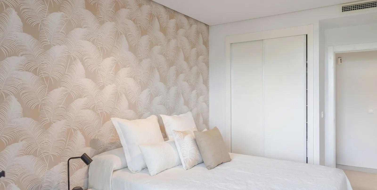 Sale of ground floor apartment in Benahavís 45
