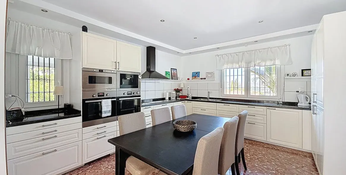 Продажа  отдельно стоящей виллы в Alhaurín de la Torre 13