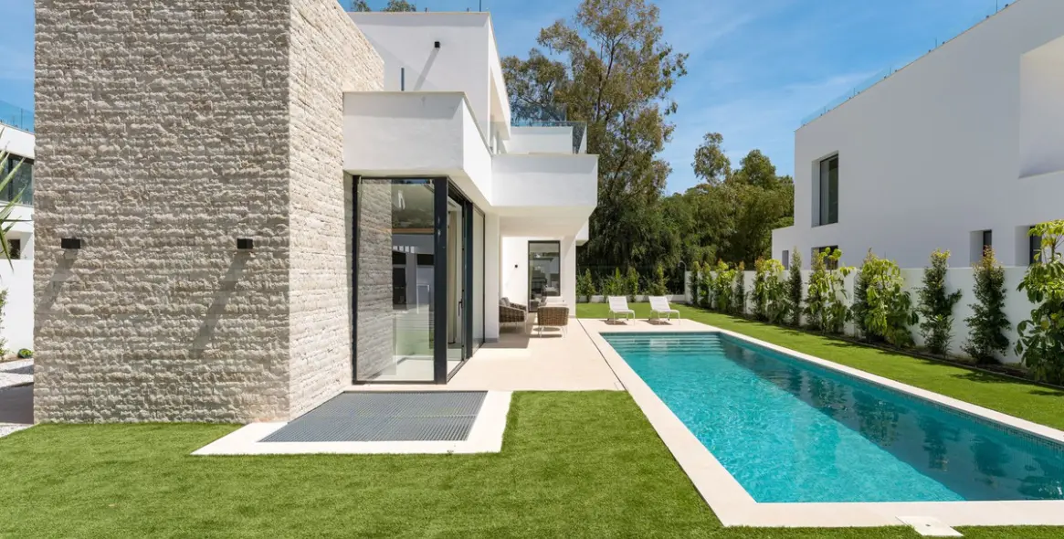 Sale of detached villa in Atalaya 18
