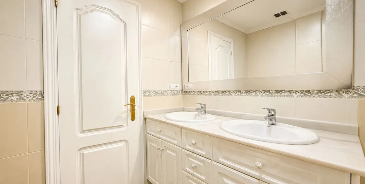 Venta de apartamento en planta baja en Estepona 15