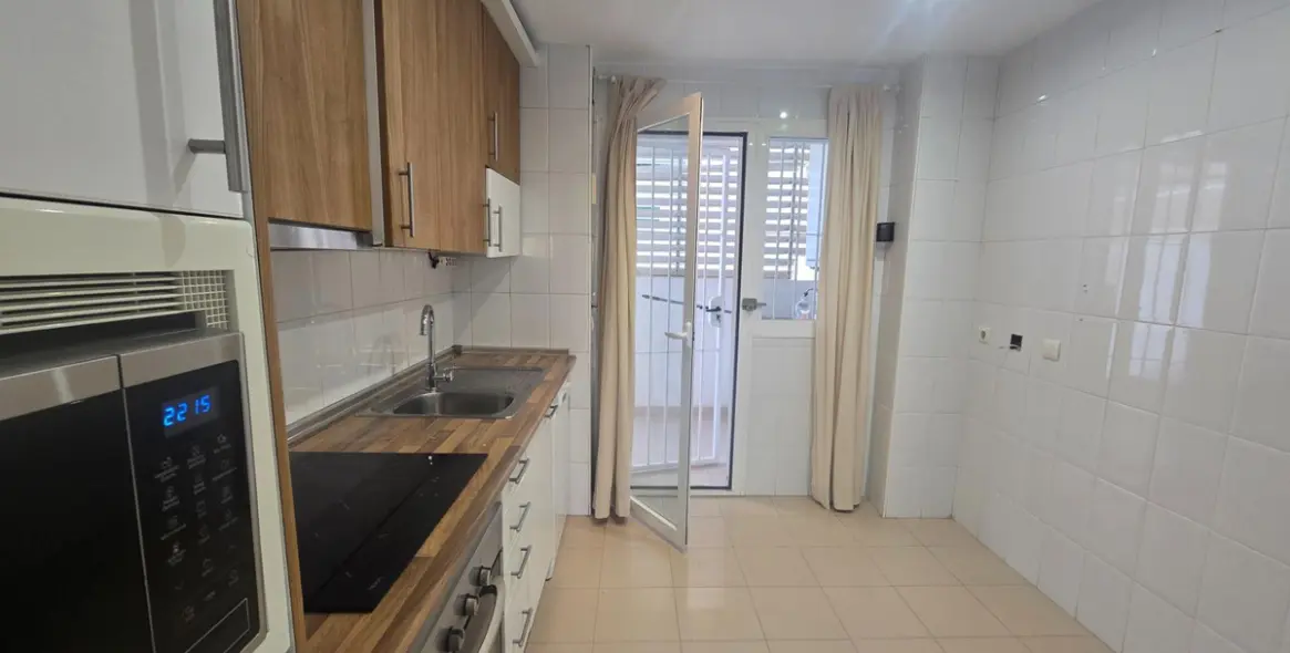 Sale of middle floor apartment in Torrequebrada 9
