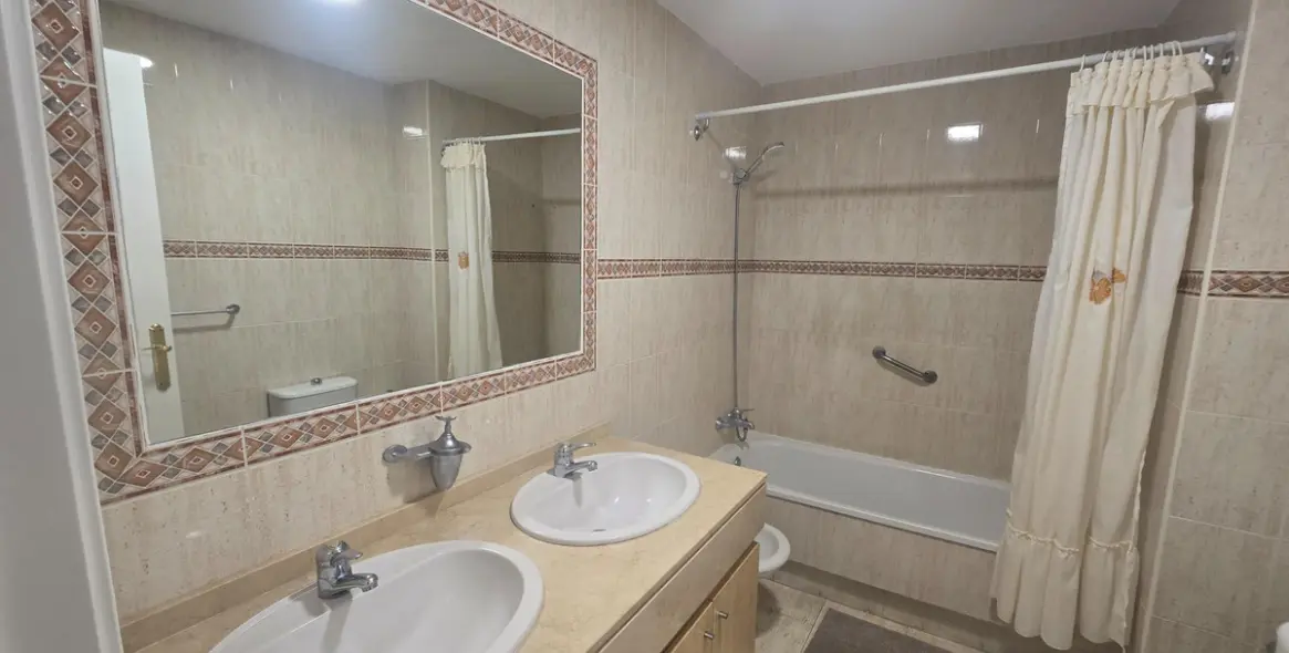 Sale of middle floor apartment in Torrequebrada 14