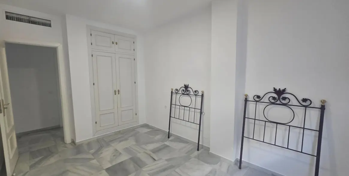 Sale of middle floor apartment in Torrequebrada 15