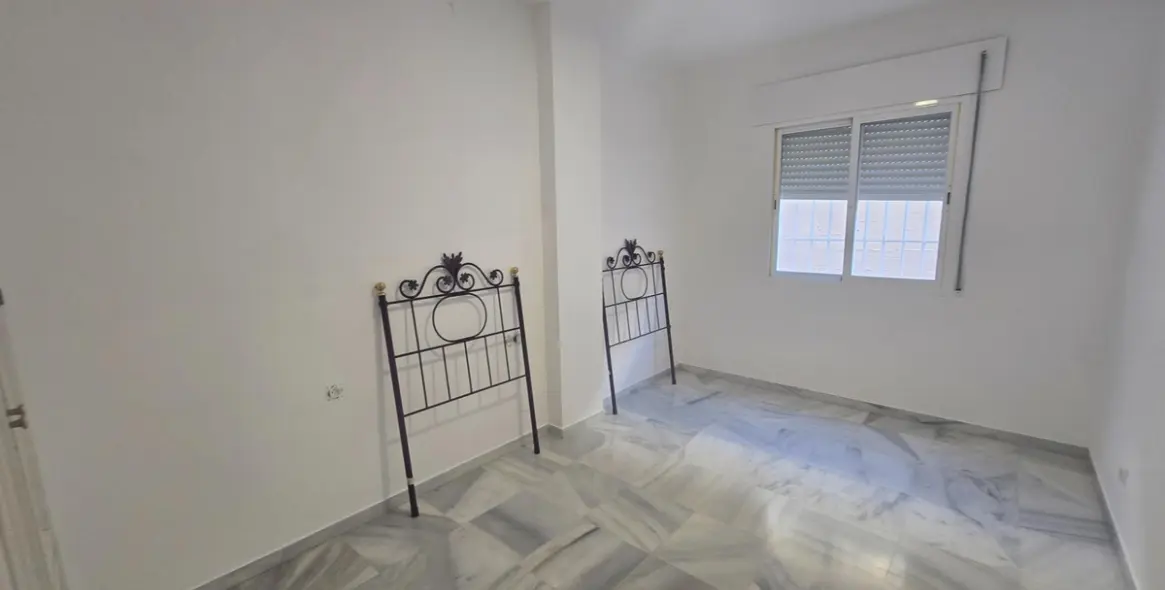 Sale of middle floor apartment in Torrequebrada 16