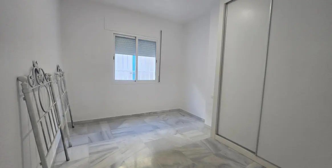 Sale of middle floor apartment in Torrequebrada 17