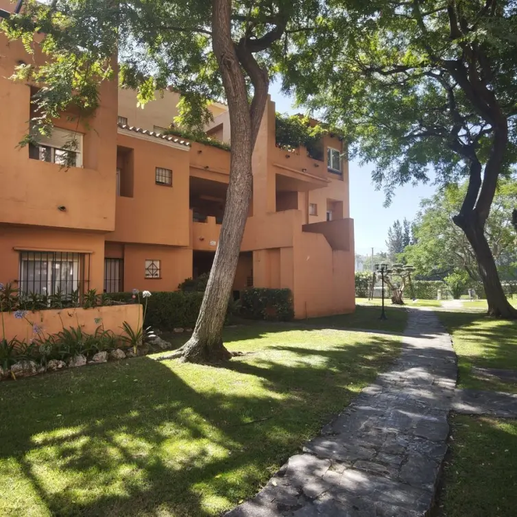 Продажа апартаментов на первом этаже в Guadalmina Alta