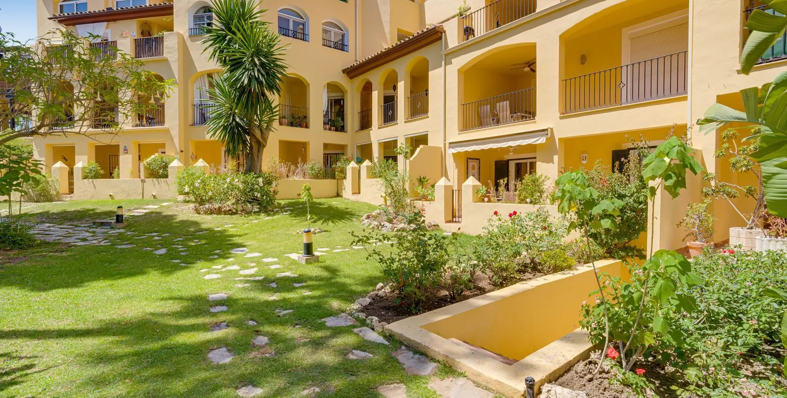 Продажа апартаментов на первом этаже в Guadalmina Alta 33