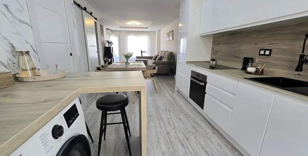 Sale of middle floor apartment in Málaga 2