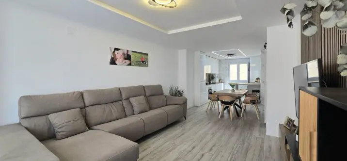 Sale of middle floor apartment in Málaga 3