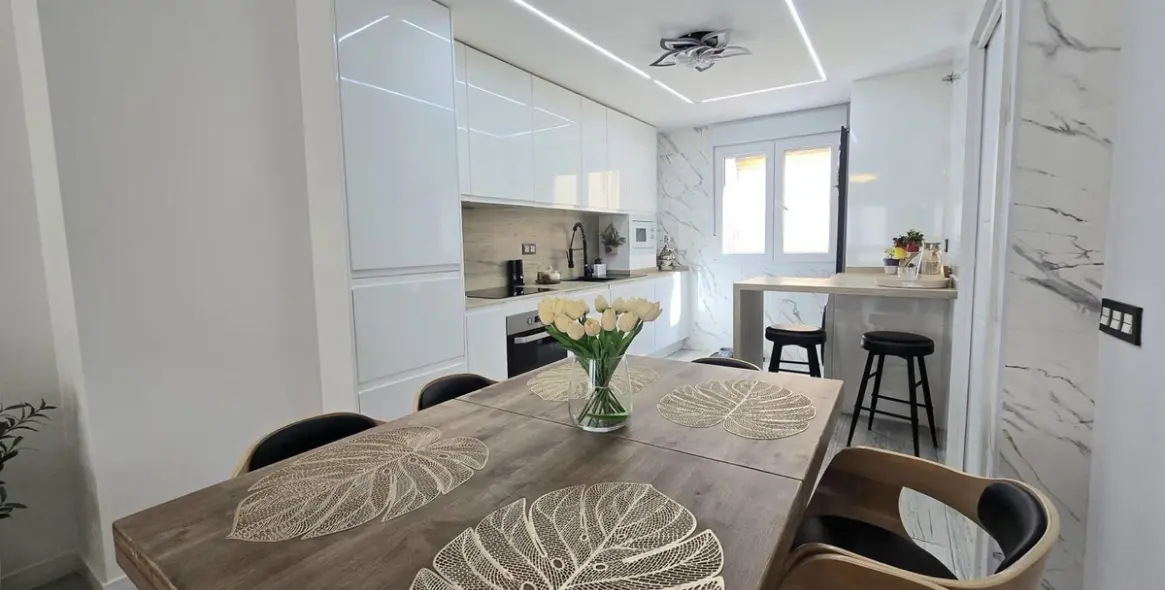 Sale of middle floor apartment in Málaga 5