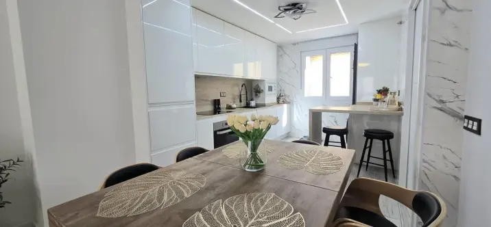 Sale of middle floor apartment in Málaga 4