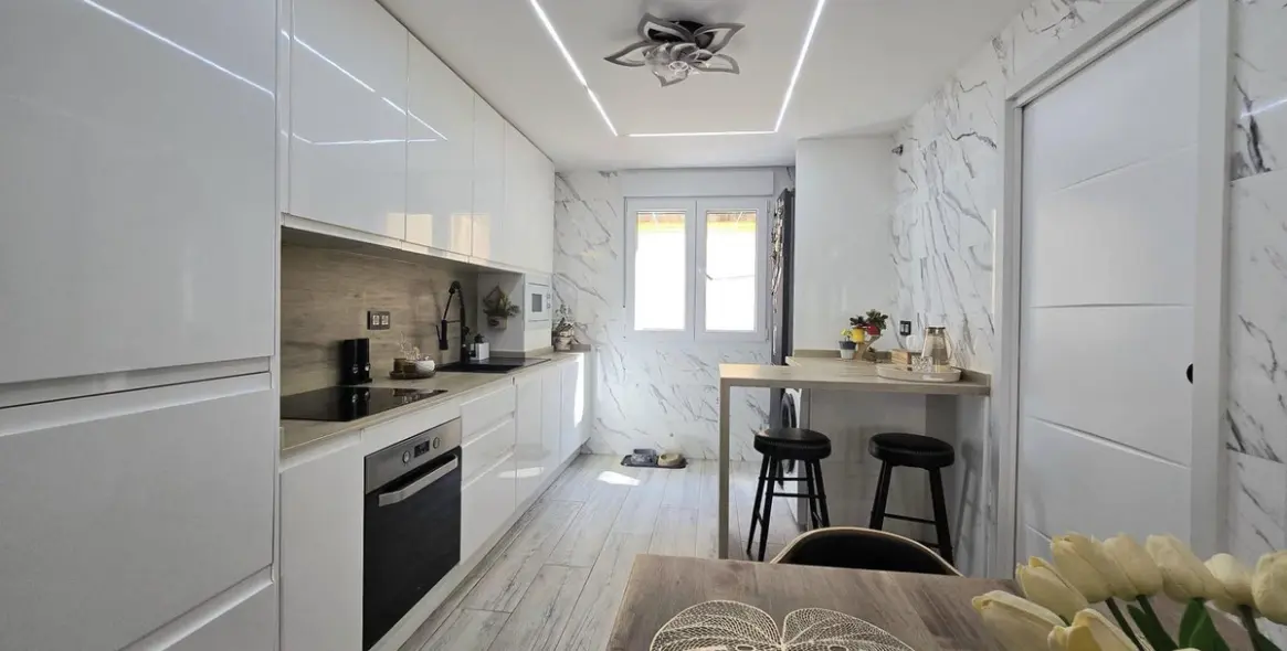 Sale of middle floor apartment in Málaga 6