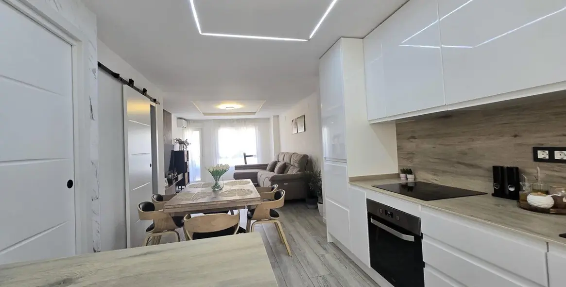 Sale of middle floor apartment in Málaga 8