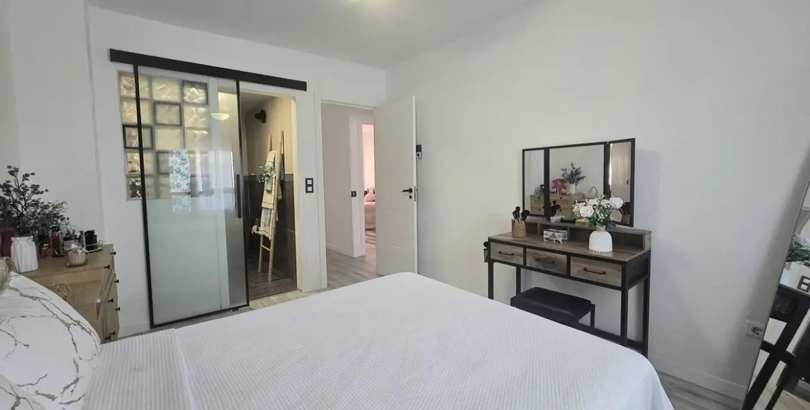 Sale of middle floor apartment in Málaga 12
