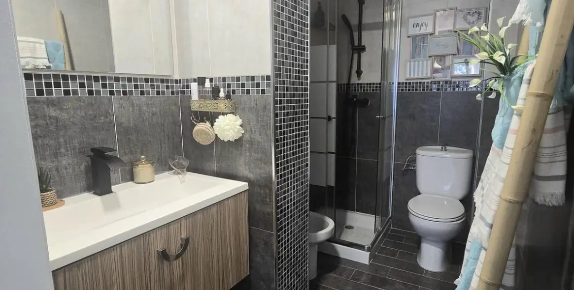 Sale of middle floor apartment in Málaga 13