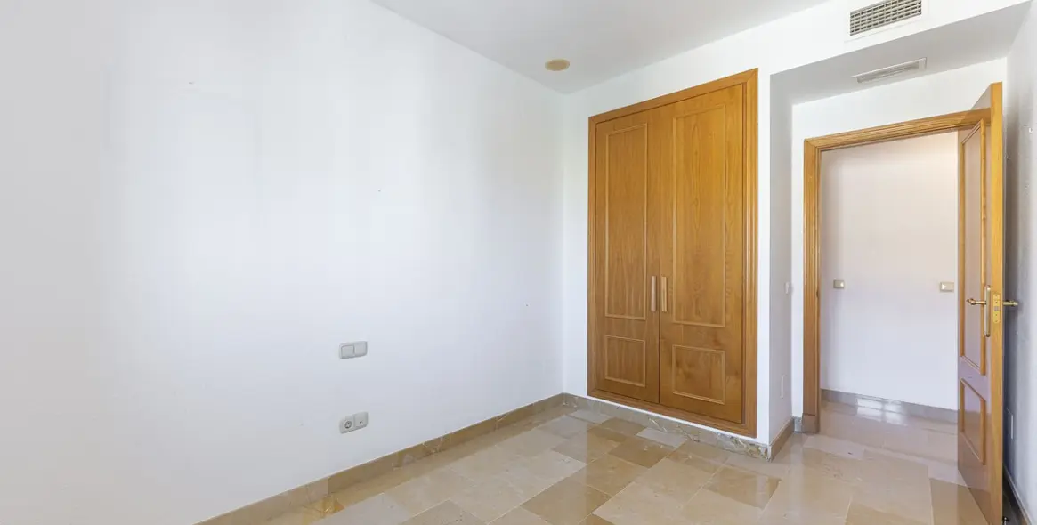 Sale of middle floor apartment in San Pedro de Alcántara 18