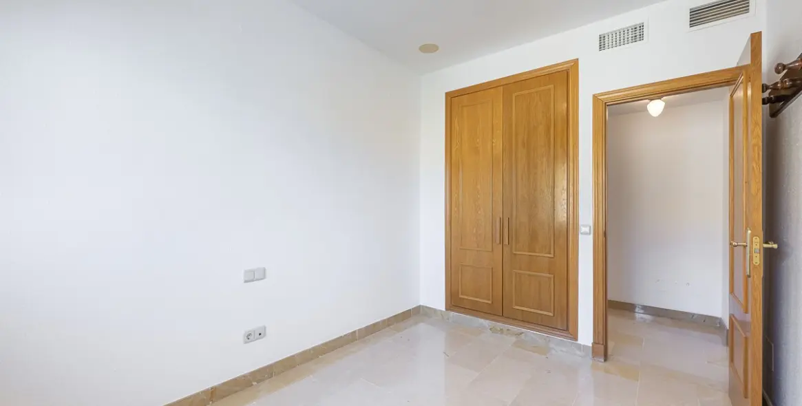 Sale of middle floor apartment in San Pedro de Alcántara 20