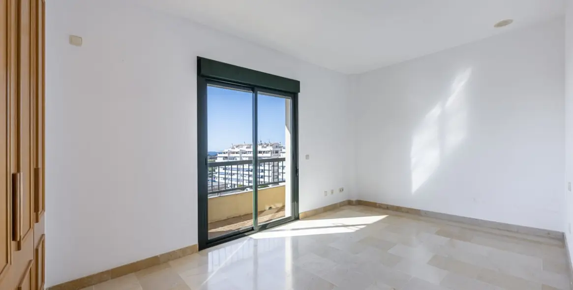 Sale of middle floor apartment in San Pedro de Alcántara 21