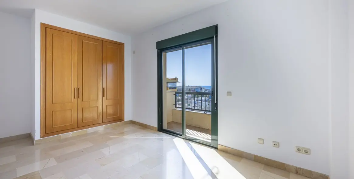 Sale of middle floor apartment in San Pedro de Alcántara 22