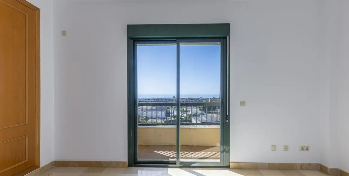 Sale of middle floor apartment in San Pedro de Alcántara 24