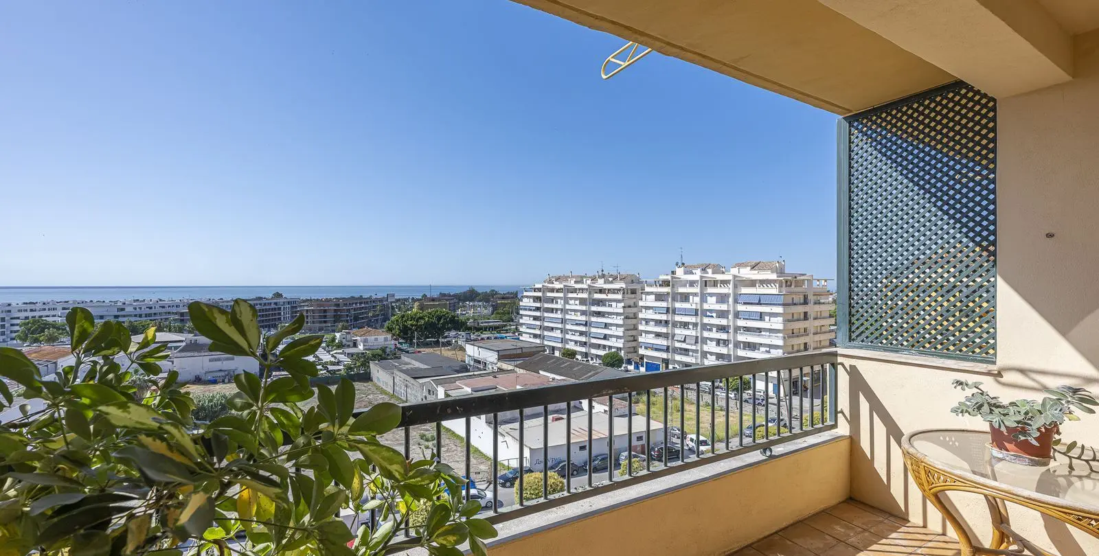 Sale of middle floor apartment in San Pedro de Alcántara 1