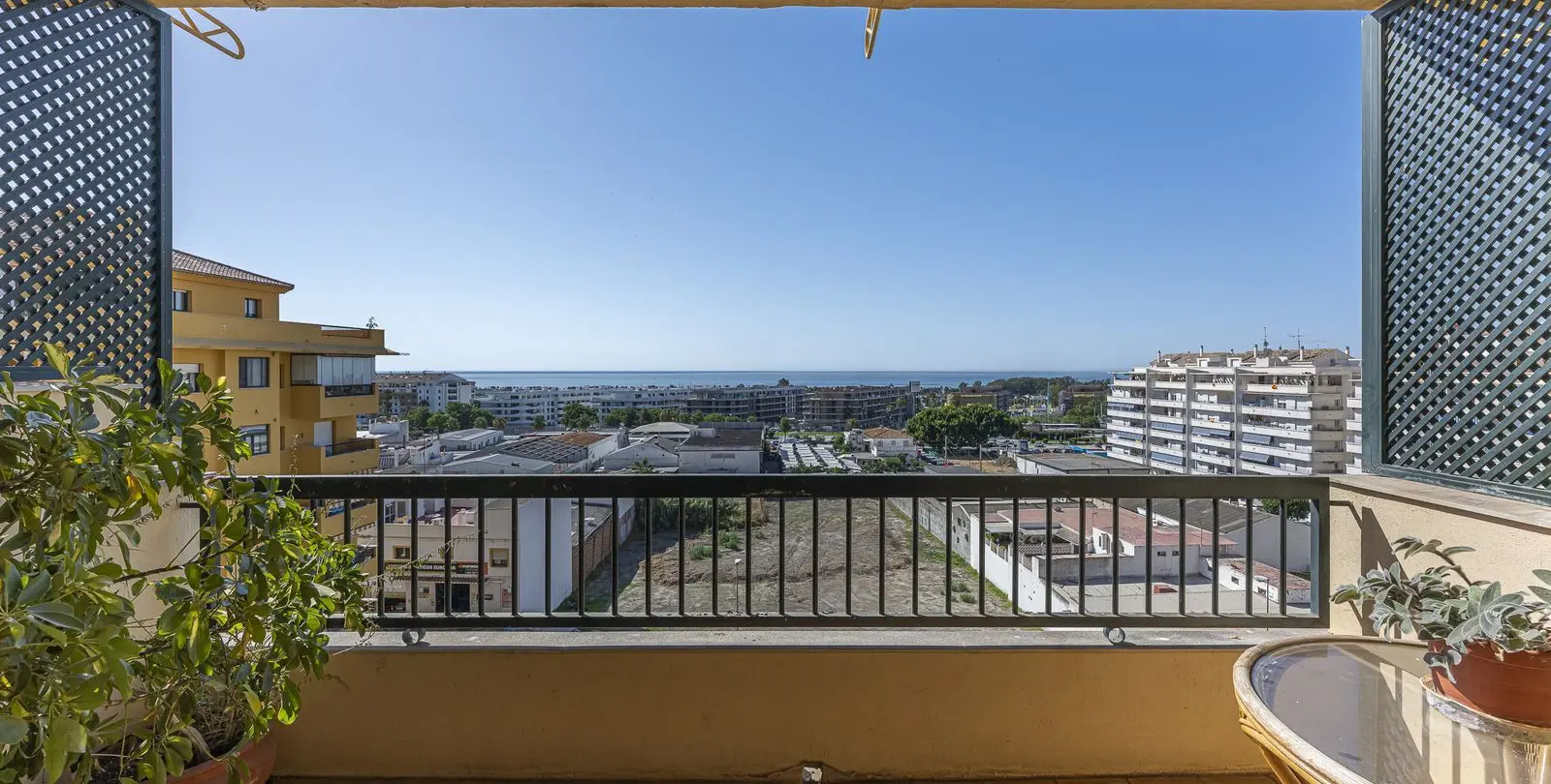 Sale of middle floor apartment in San Pedro de Alcántara 2