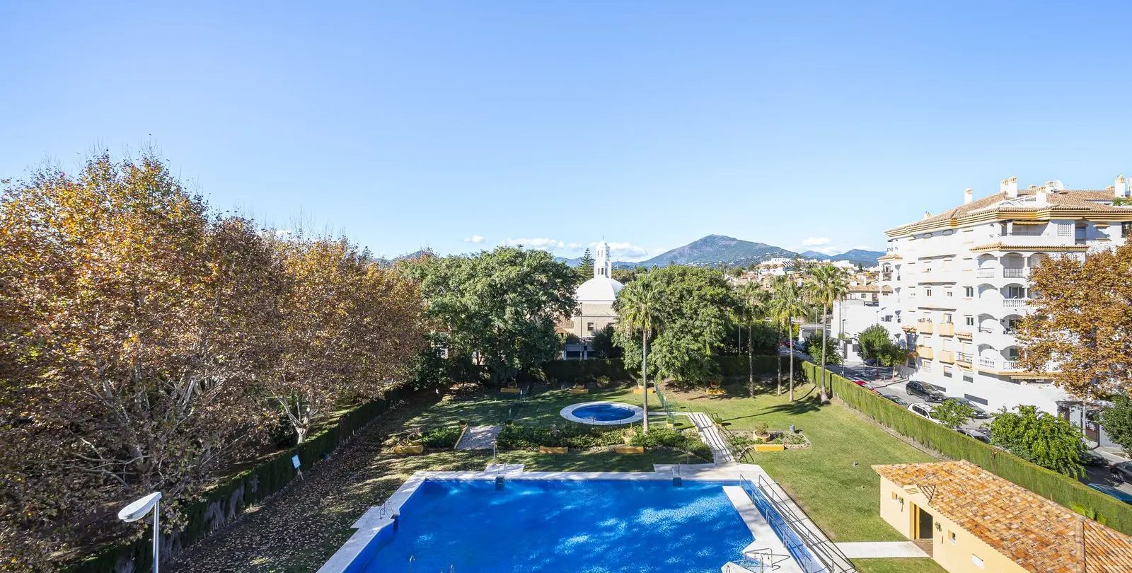 Sale of middle floor apartment in San Pedro de Alcántara 3