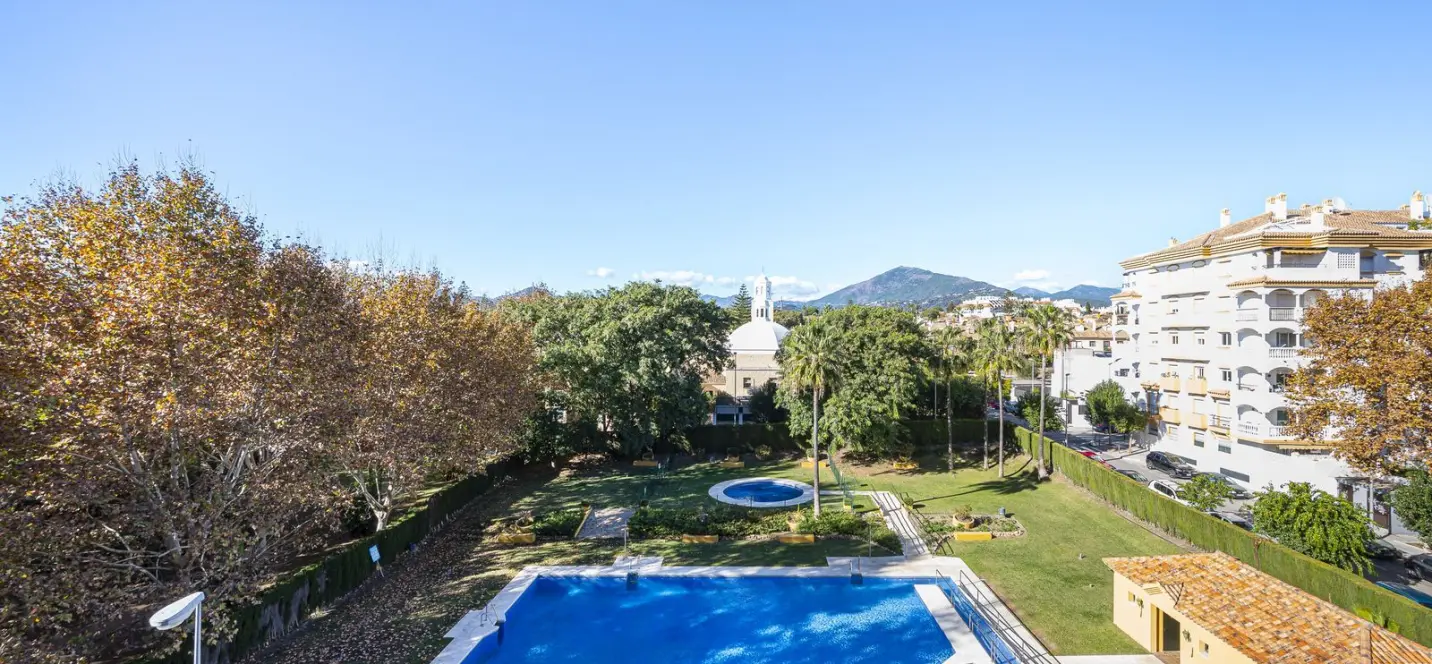 Sale of middle floor apartment in San Pedro de Alcántara 2