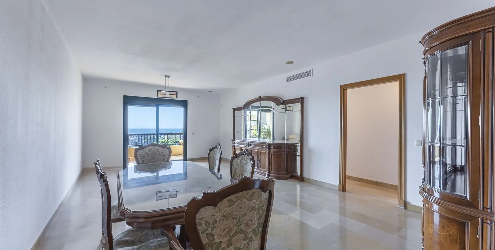 Sale of middle floor apartment in San Pedro de Alcántara 8