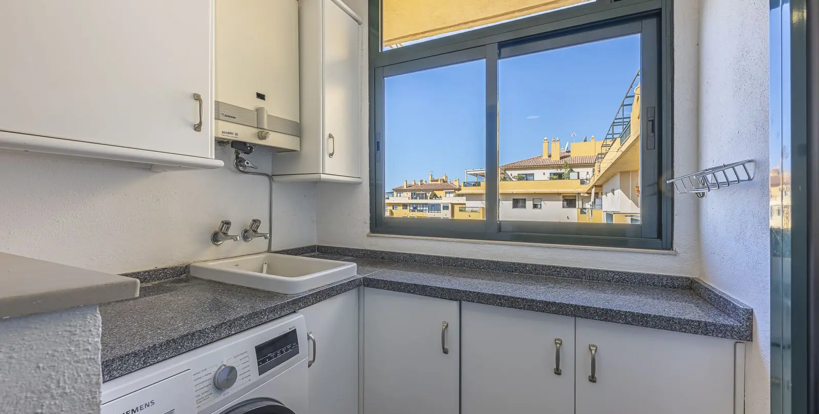 Sale of middle floor apartment in San Pedro de Alcántara 14