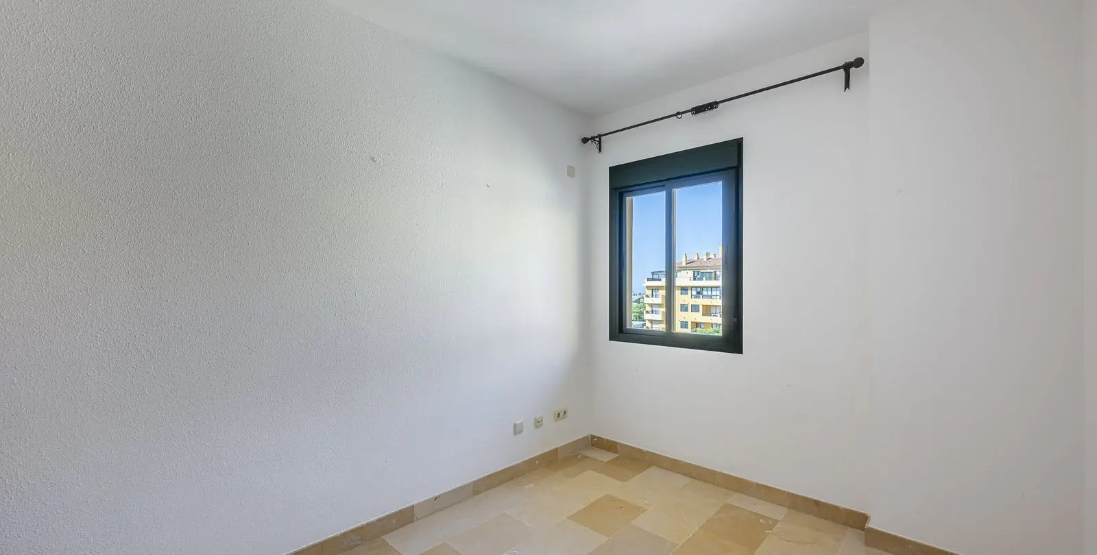 Sale of middle floor apartment in San Pedro de Alcántara 17