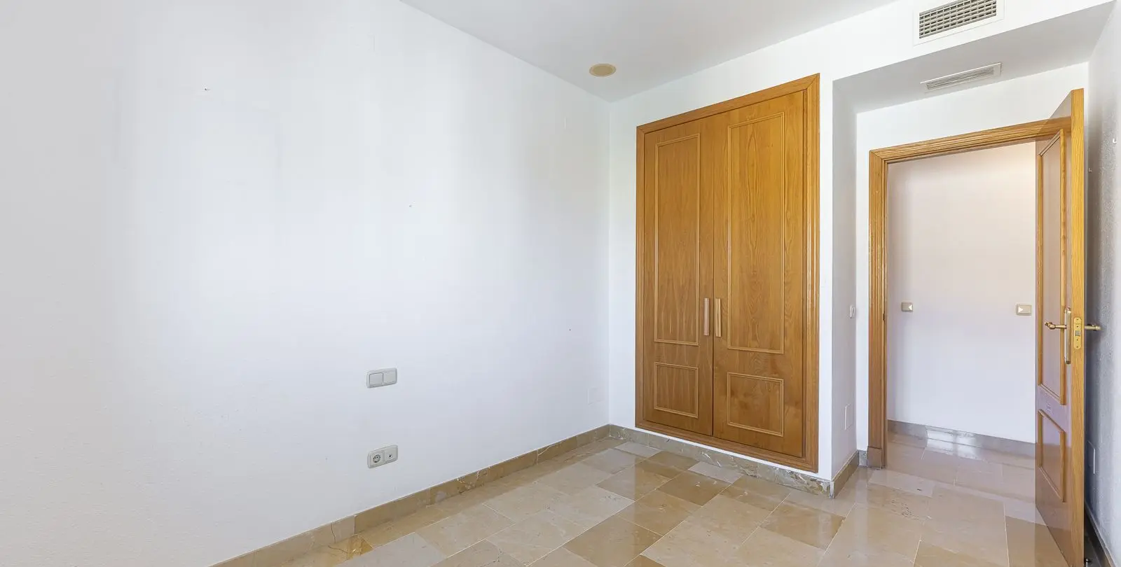 Sale of middle floor apartment in San Pedro de Alcántara 18