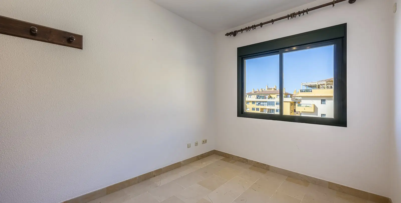 Sale of middle floor apartment in San Pedro de Alcántara 19