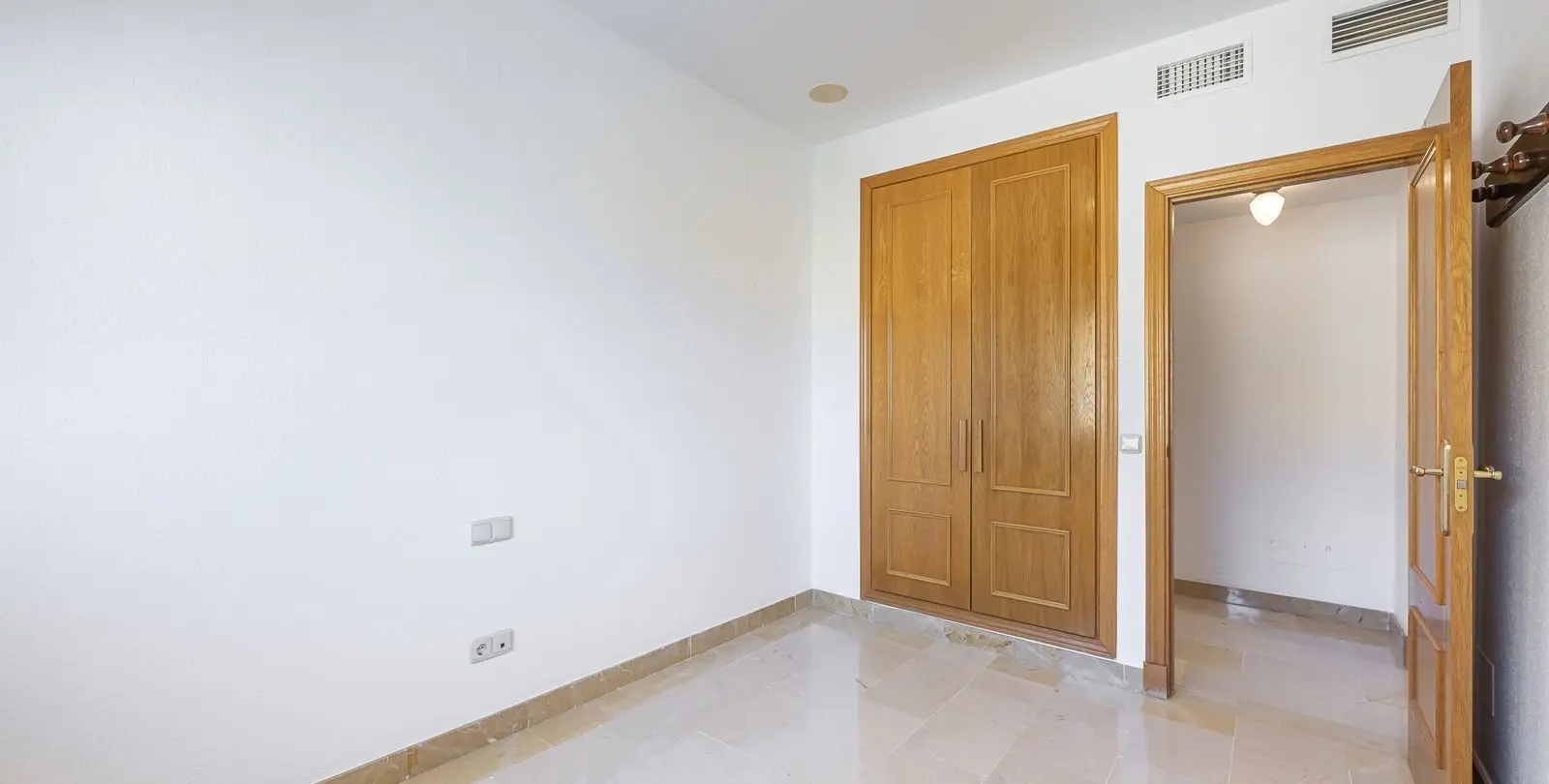 Sale of middle floor apartment in San Pedro de Alcántara 20